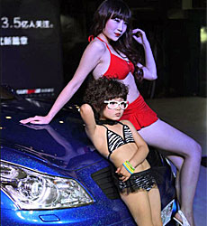 Illustration for article titled The Chinese Are Using Children In Bikinis To Show Off Cars